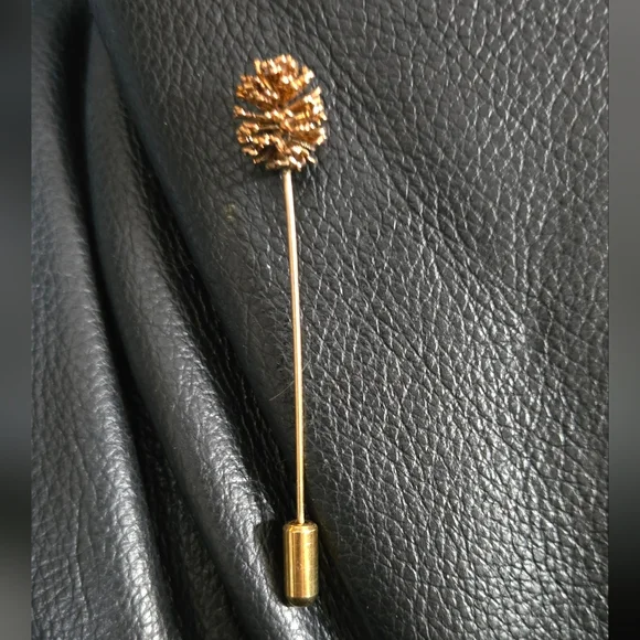 Gold/bronze Large Pinecone Lapel/tie Pin - Picture 3 of 4